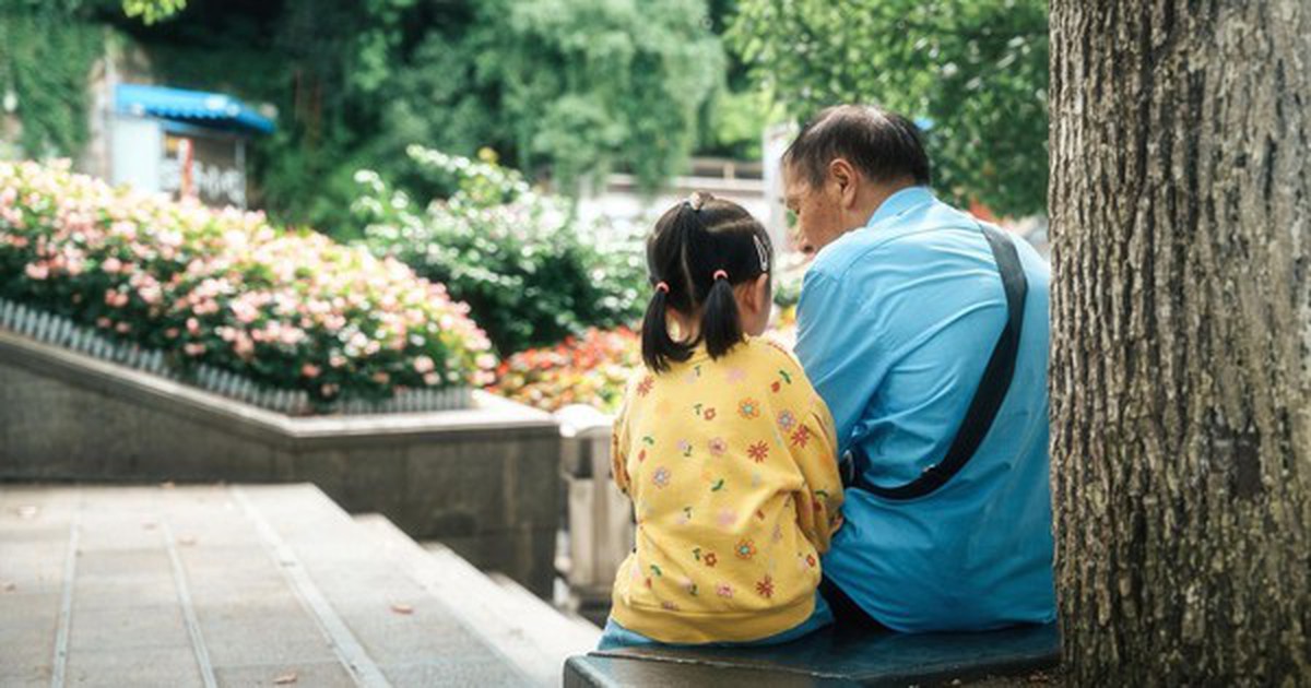 Sau tuổi 50, tôi nghỉ làm trông cháu 13 năm và trả giá bằng chính tuổi già của mình