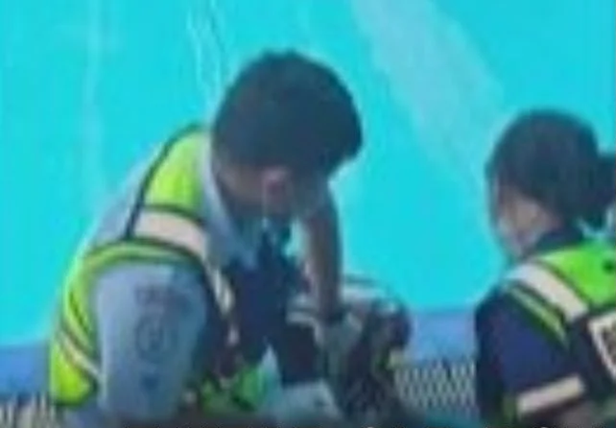 Đến trường học đón cháu nhưng không thấy đâu, bà đi tìm thì ngã quỵ khi thấy cậu bé nằm dưới đáy bể bơi