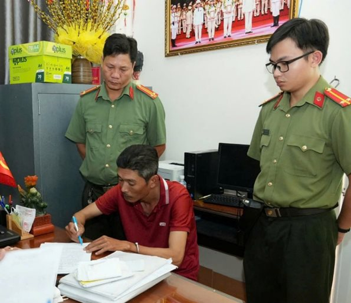 Hàng loạt người liên tục chuyển khoản tổng cộng 13 tỷ đồng để đáo hạn ngân hàng: Công an khởi tố 1 người đàn ông SN 1985