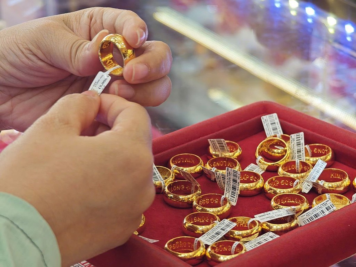 Giá vàng hôm nay 9/3: Giá giảm mạnh, người mua ...