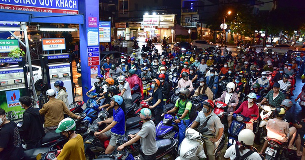 Giá xăng tăng mạnh trong 10 ngày, chuyên gia kh...