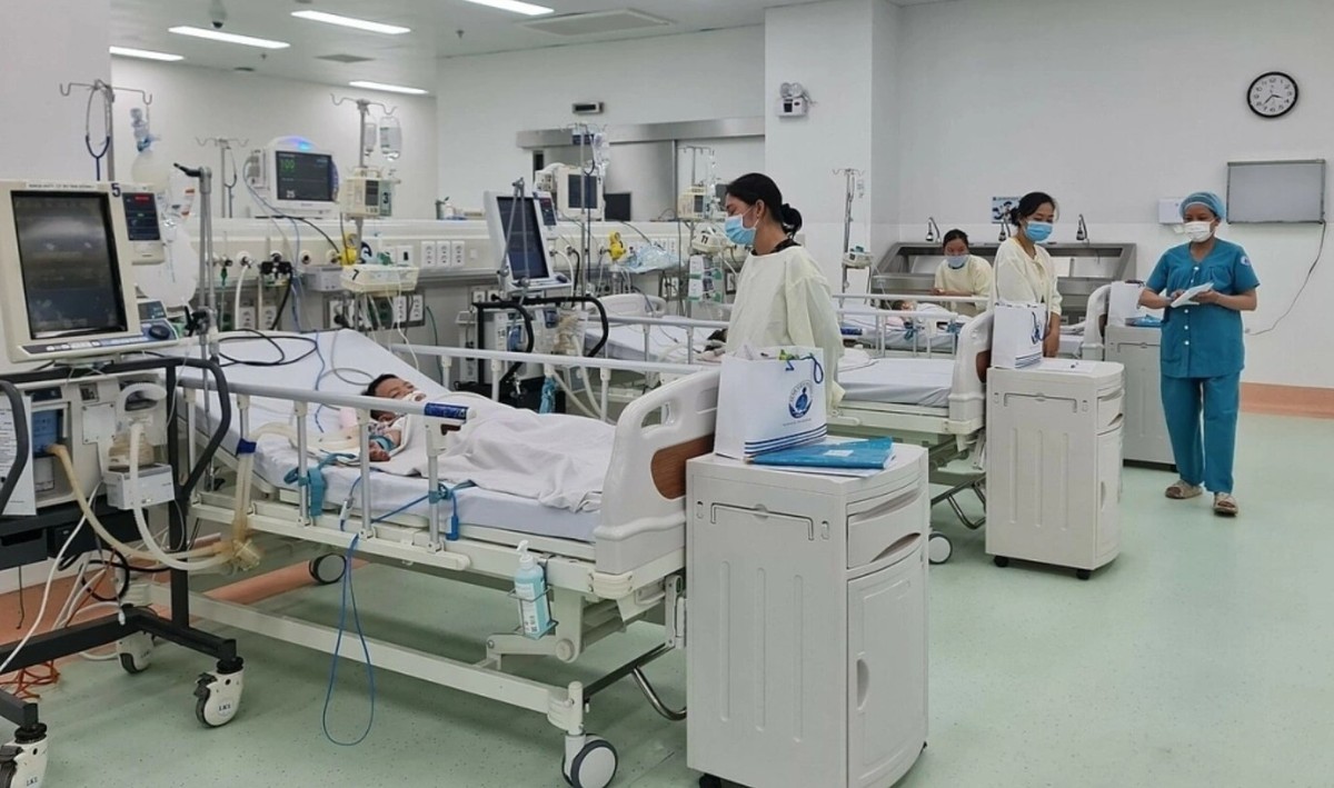 Bác sĩ hướng cách chăm sóc trẻ tay chân miệng tại nhà: Nếu con bỏ ăn kèm 5 triệu chứng cần vào viện gấp