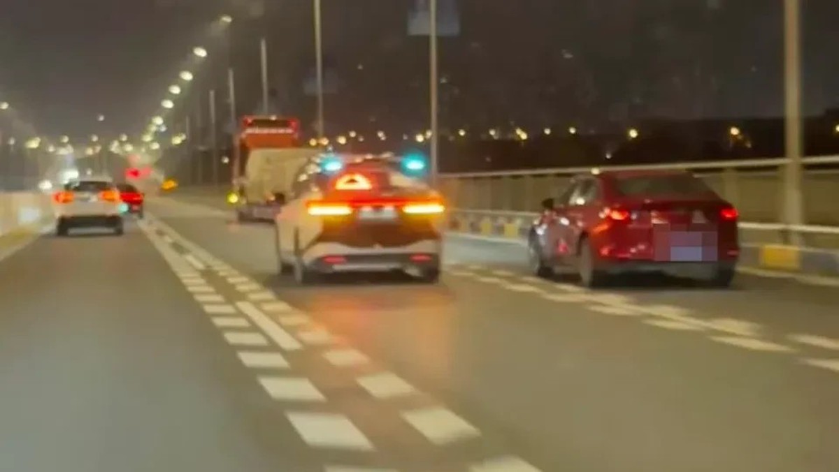 “Mắc kẹt giữa cao tốc”, Taxi không người lái tê liệt, hành khách hoảng loạn suốt 2 giờ