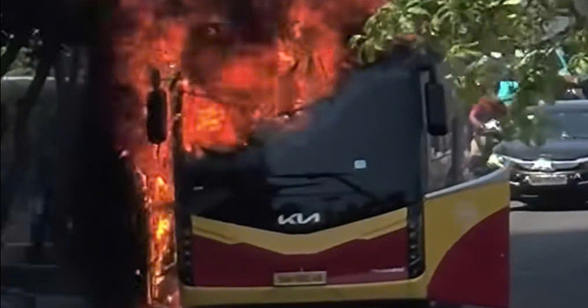 Clip: Cháy xe khách dữ dội gần tòa nhà Mường Thanh Khánh Hòa