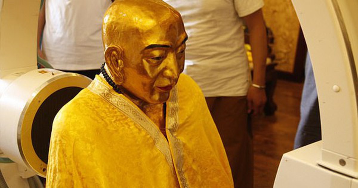 Bức tượng nhà sư mạ vàng 1.000 năm tuổi bất ngờ "hiện nguyên hình" sau khi quét CT: Còn nguyên bộ não và xương