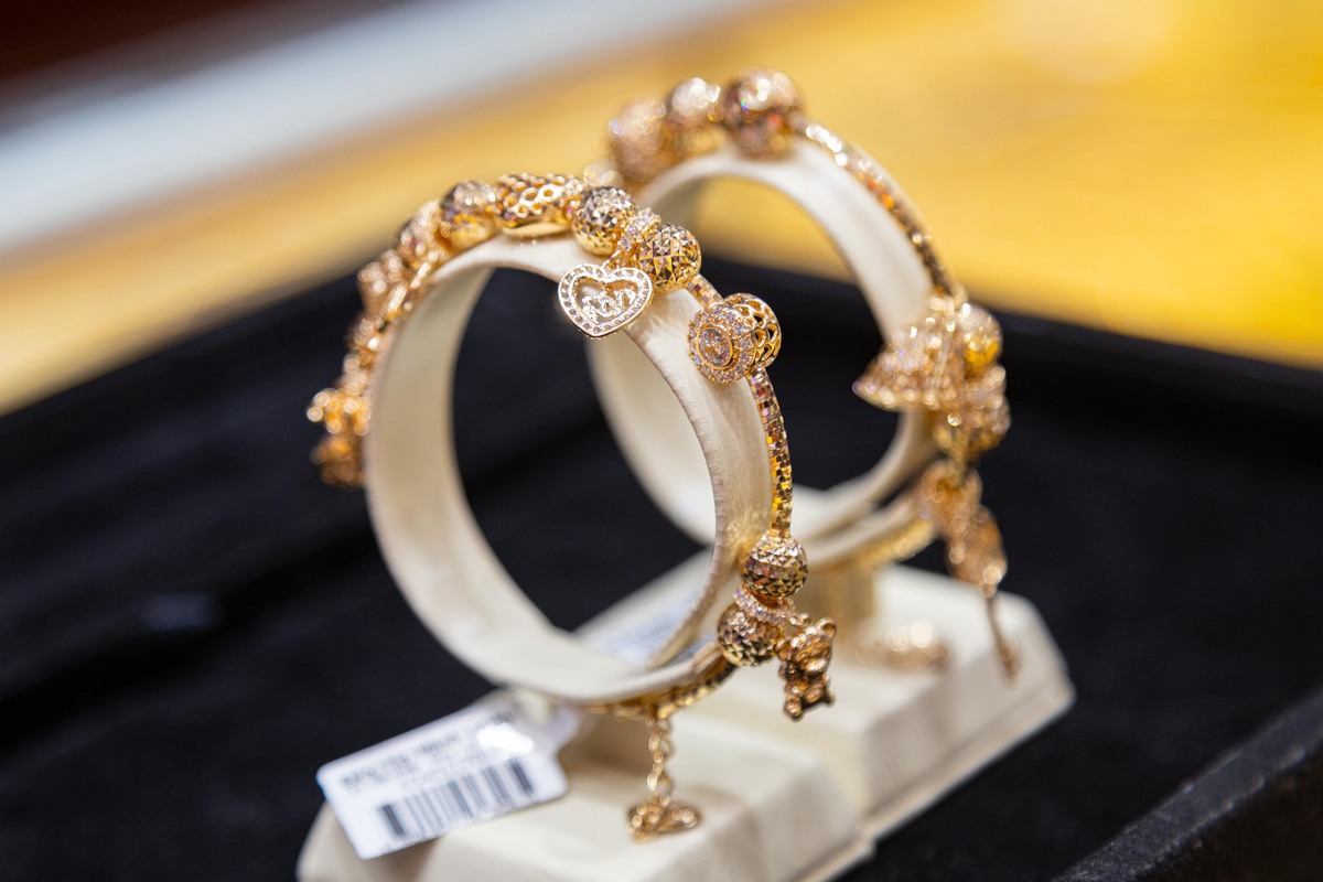 Giá vàng hôm nay 2/4: Tiếp tục tăng mạnh, vượt 4.700 USD/ounce