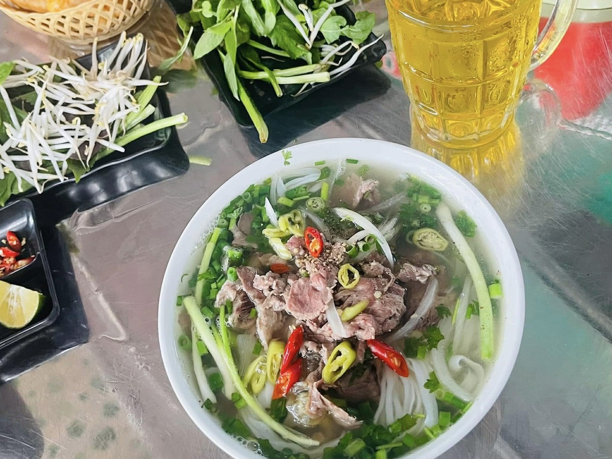 Giá tô phở tăng 10.000 đồng, chủ quán lời thêm hay chỉ ‘gồng lỗ’?