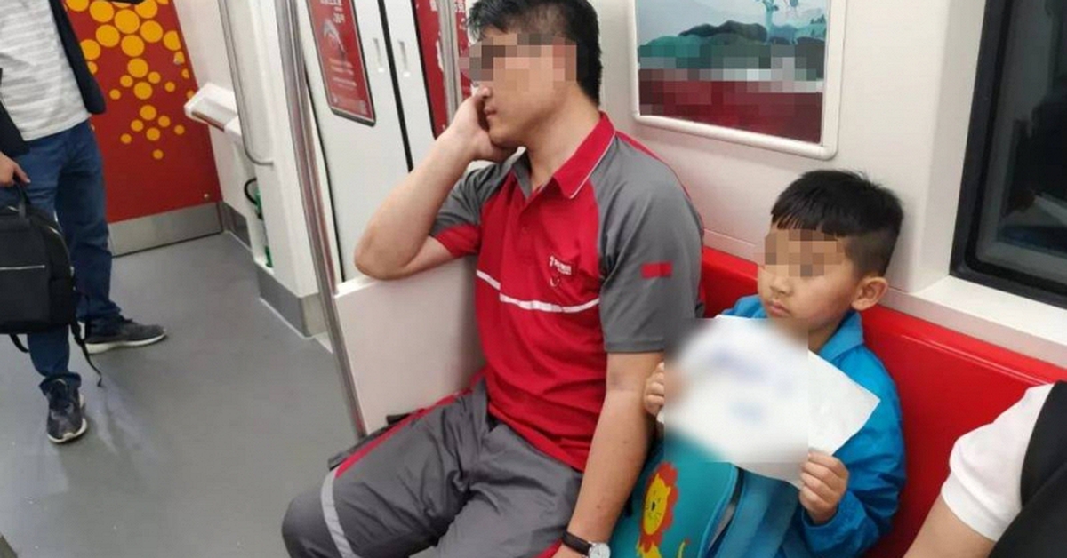 Bé trai cầm trên tay tấm bảng, đọc xong mà ngàn phụ huynh mơ ước: Đây chính là "TÀI SẢN" mà mọi cha mẹ đều cần!