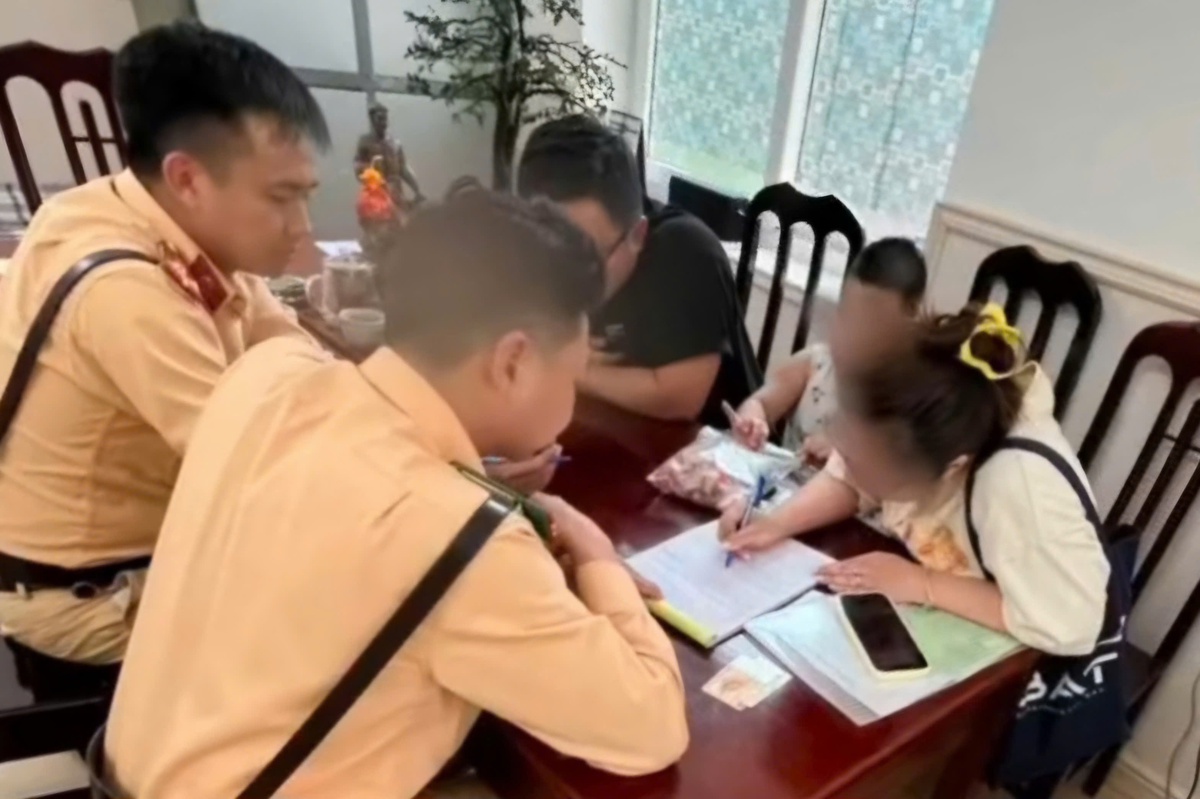 Đi ngược chiều, nữ tài xế bị phạt 20 triệu đồng