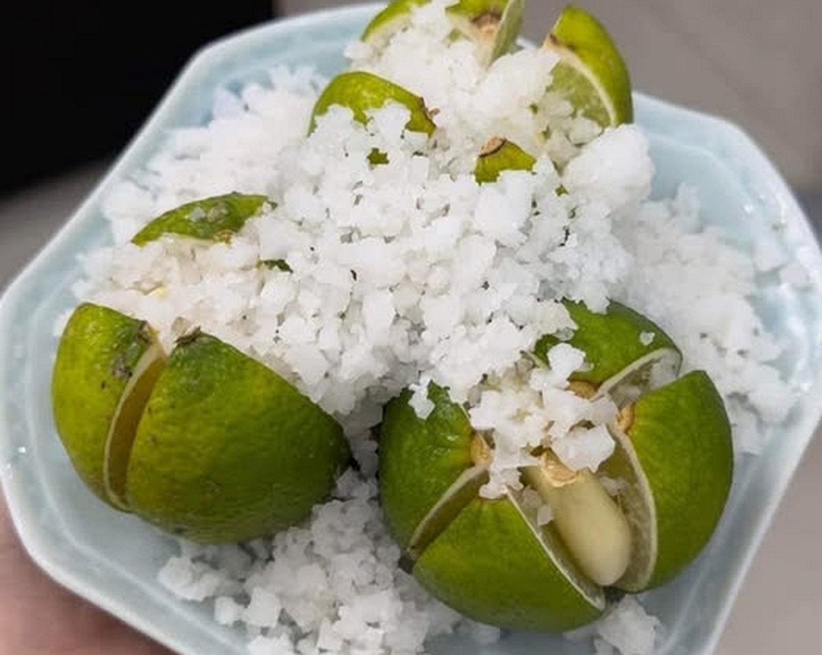 Không phải mê tín, giờ mới biết vì sao nhiều nhà luôn đặt 1 bát chanh muối ở góc phòng