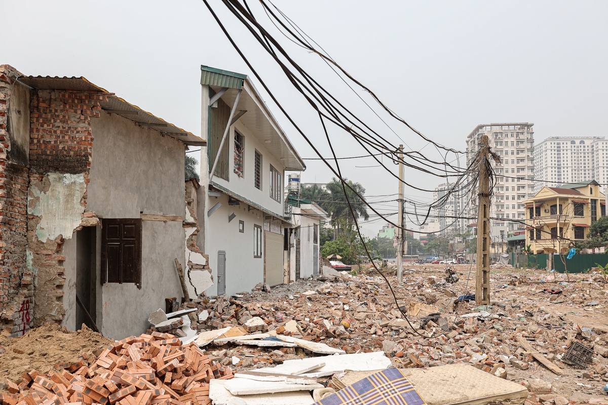 Loạt nhà mỏng như lá lúa mọc trên con đường vừa giải phóng mặt bằng ở Hà Nội