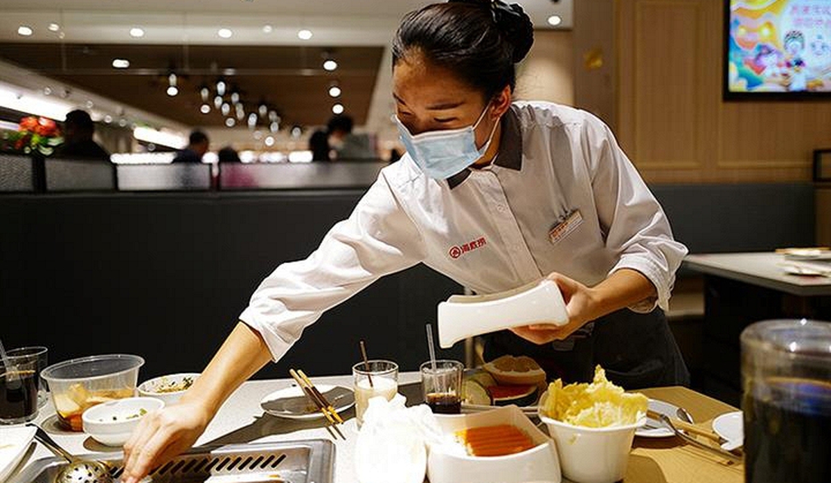 Cựu nhân viên Haidilao "bóc phốt": Quản lý ép nhân viên tự bỏ tiền túi mua quà 1,7 triệu đồng đền cho khách