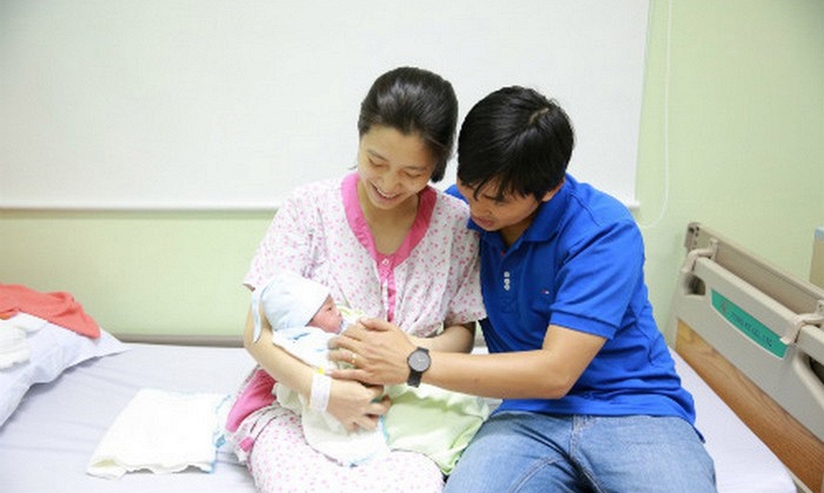 Người dân chú ý: Chồng nghỉ làm chăm vợ đẻ cũng được hưởng tiền trợ cấp, cách tính như sau