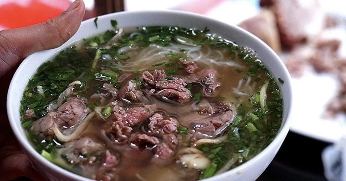 Giá xăng dầu lao dốc 30%, hàng quán vẫn "án bin...