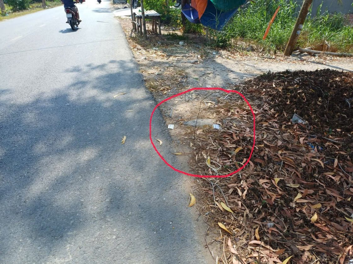 Cảnh tượng hàng loạt tờ giấy in SĐT được rải khắp đường: Công an cảnh báo toàn bộ người dân