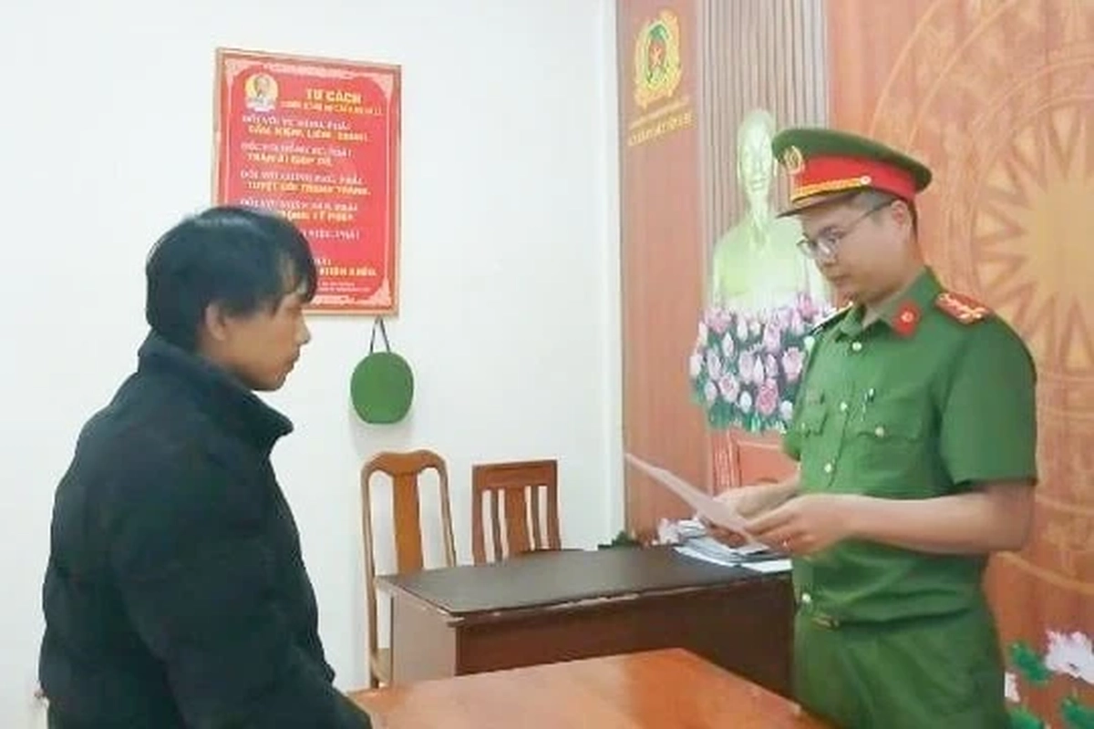 Tạm giam 2 đối tượng giả danh công an dùng súng nhựa cướp xe máy