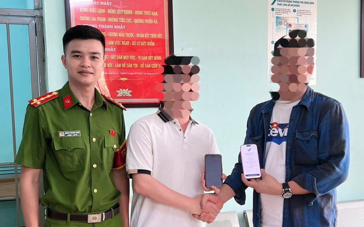 Sau khi chuyển khoản thành công 355.695.000 đồng, người đàn ông SN 1996 ở Hà Nội kiểm tra tài khoản rồi vội báo công an