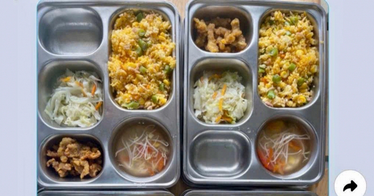 Bữa ăn 25 nghìn đồng của một trường Tiểu học công lập nhận cơn mưa lời khen, đáng khen nhất là tin nhắn cô giáo gửi cho phụ huynh!