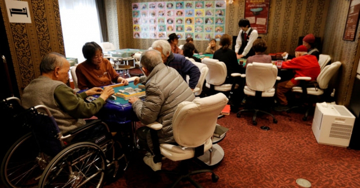 Xuất hiện viện dưỡng lão cho phép các cụ chơi bài, chơi máy đánh bạc: Trước khi chơi phải tập thể dục