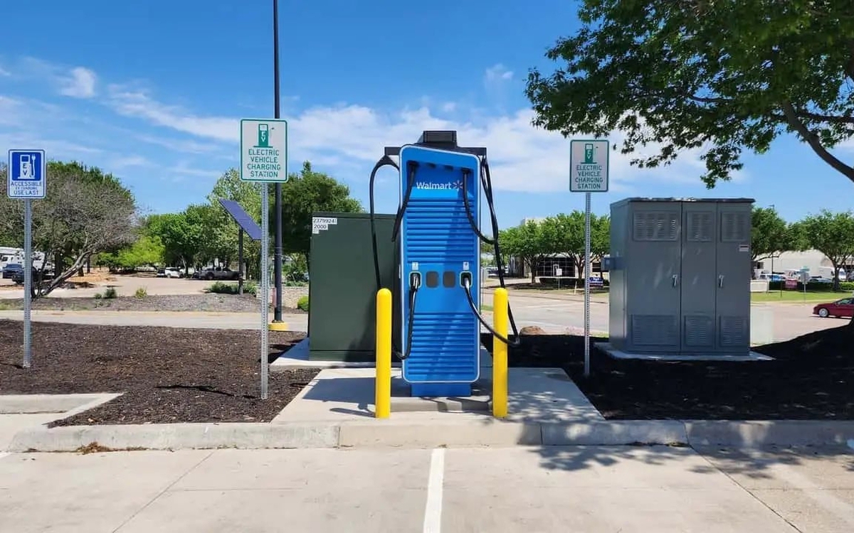 Tăng trưởng 50% với hơn 200 trạm sạc trong 2 tháng, Walmart đang “đánh úp” Tesla