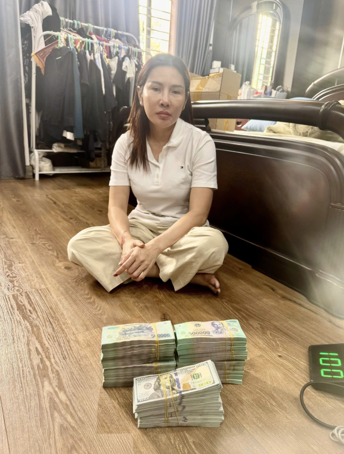 Bắt Lê Thị Thùy Trang, 49 tuổi: Thu giữ hơn 50.000 USD, hơn 2 tỷ đồng tiền mặt cùng hàng chục cuốn sổ đỏ