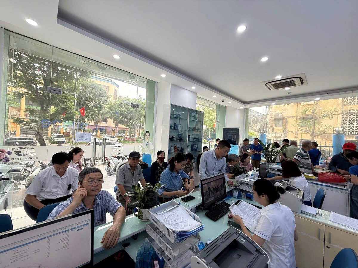 Người dân xếp hàng xác thực SIM, nhà mạng dốc toàn lực phục vụ