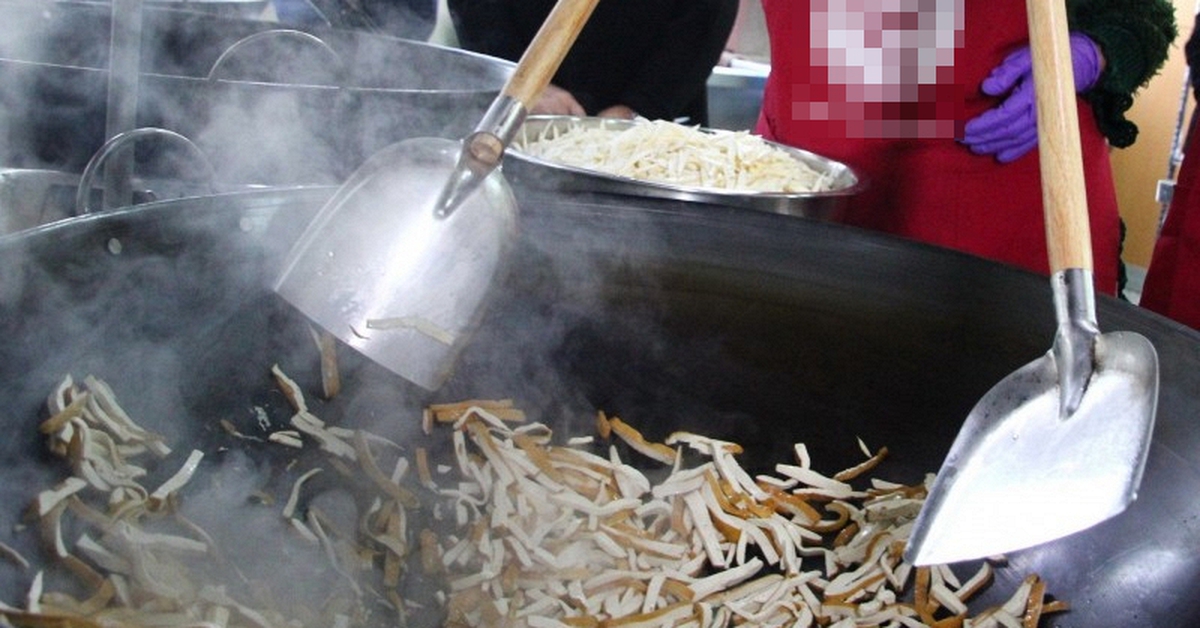 Vợ chồng chủ cửa hàng buffet cùng mắc ung thư phổi vì 3 thói quen nấu nướng suốt 20 năm, nhiều người Việt mắc sai lầm tương tự