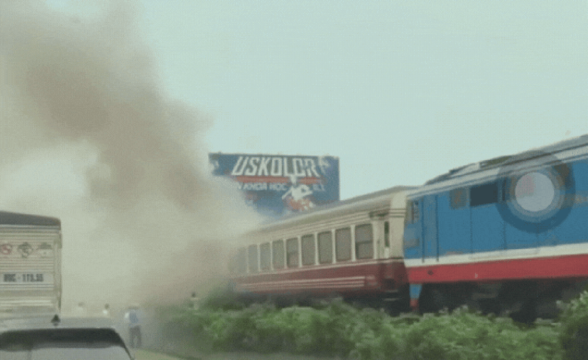 Hiện trường vụ tàu khách Hà Nội - Hải Phòng cháy 2 toa khi đang chạy, cột khói đen bốc cao ngùn ngụt