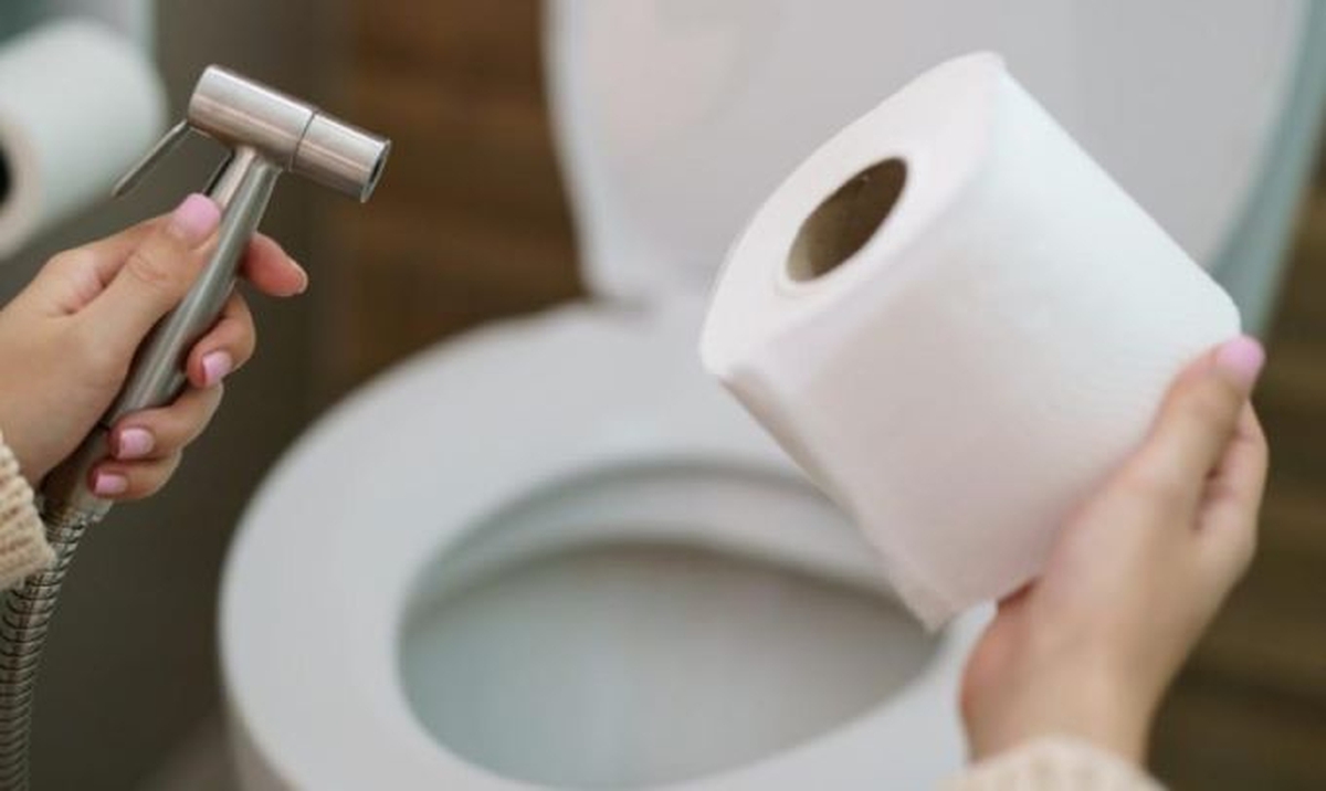 Dùng giấy vệ sinh hay vòi xịt sạch hơn? Chuyên gia tiết lộ điều khiến hàng triệu người ngỡ ngàng