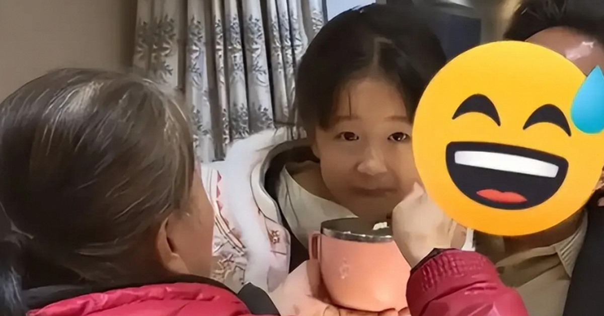 Cảnh tượng tại một gia đình khiến dân mạng đồng loạt lắc đầu ngán ngẩm: Nuôi con kiểu này, về sau chỉ khổ mà thôi!