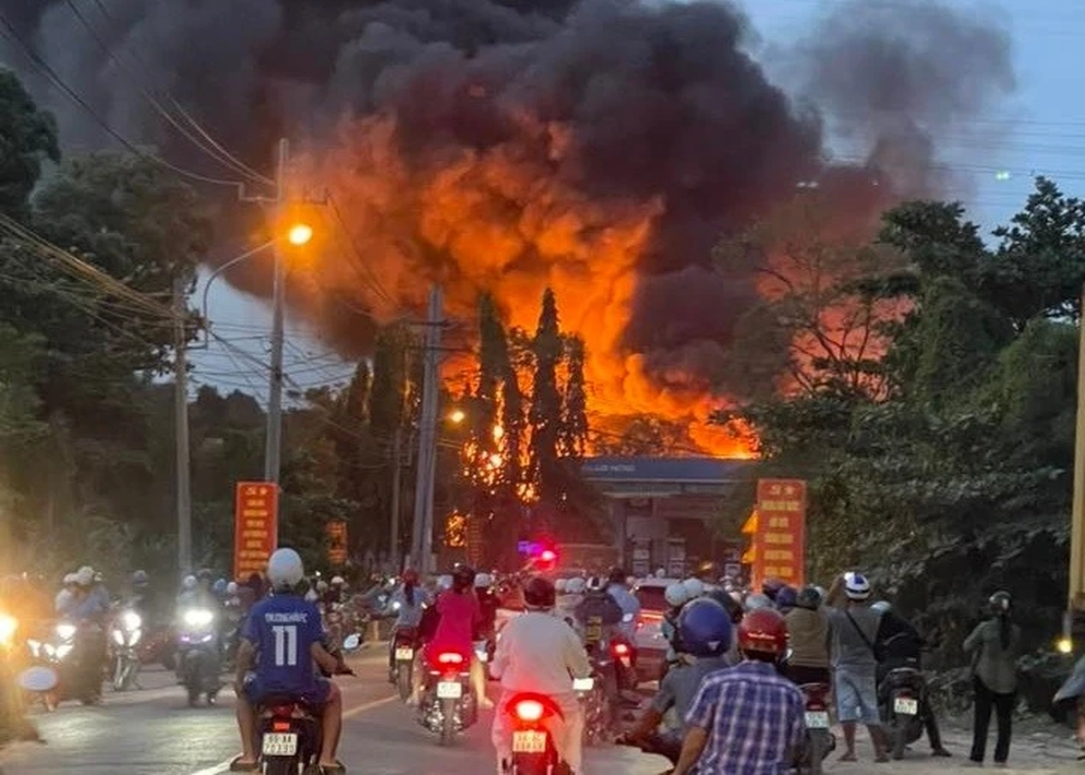 Cháy nhà xưởng cạnh cây xăng, người dân ở TPHCM hoảng hốt tháo chạy