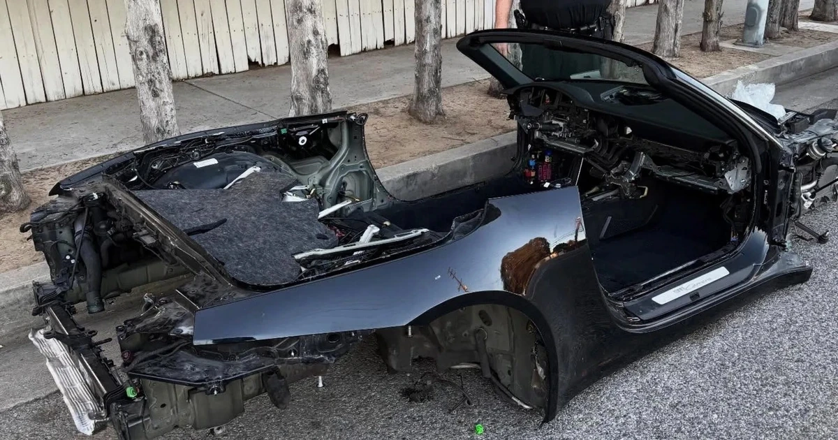 Xe sang Porsche 911 bị trộm lột "trơ khung" trên phố