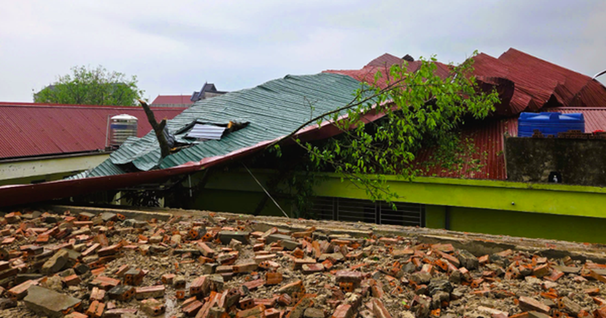 Dông lốc, sét và mưa đá tàn phá nhiều nơi, nguy cơ thời tiết cực đoan còn xảy ra