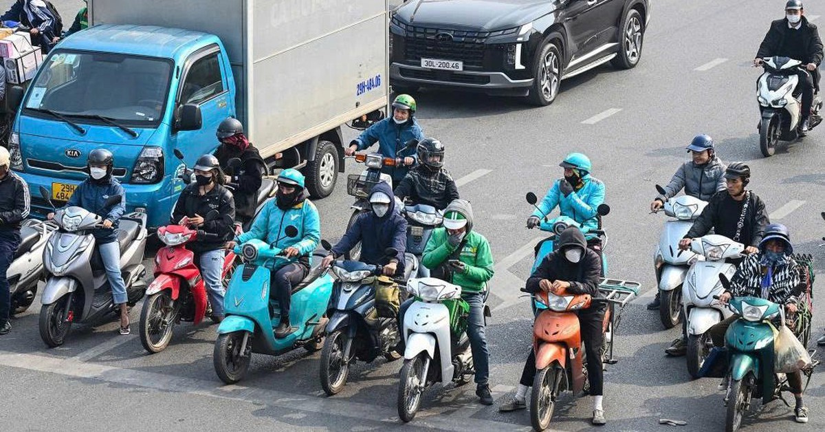 Không chỉ hỗ trợ xăng, loạt doanh nghiệp xe công nghệ dần “xoay trục” sang xe điện