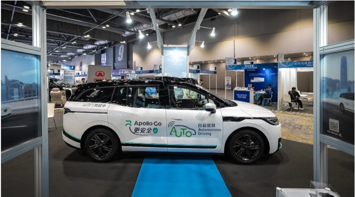 Nóng: Video hàng loạt xe tự lái đứng im giữa đại lộ Trung Quốc, giao thông hỗn loạn