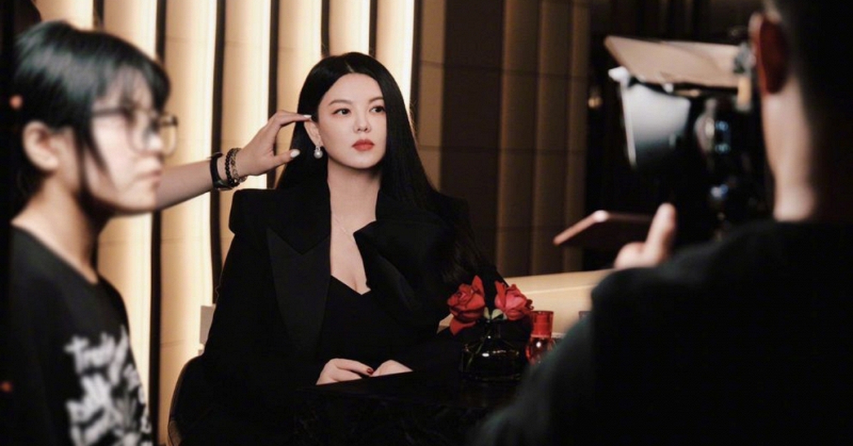 MC giàu nhất showbiz bất ngờ tái xuất cùng con gái sau 2 tháng ở ẩn vì nghi trốn thuế, gây chú ý vì 1 điều khác lạ