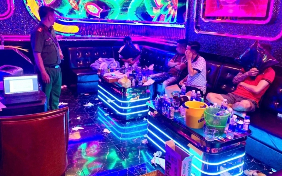 Hà Nội: Cựu phó chủ tịch phường dùng ma túy với hai nữ tiếp viên trẻ, khi bị điều tra thì nói "say không nhớ gì"