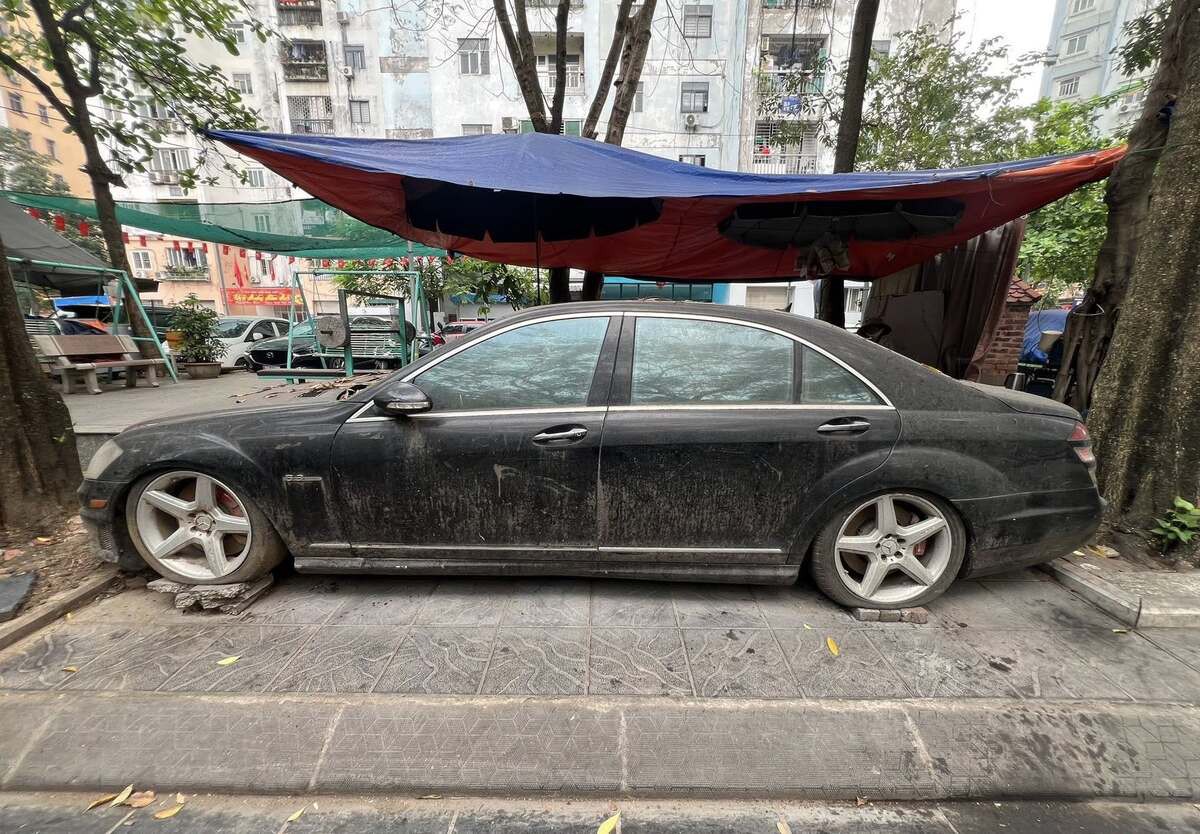 Ô tô Mercedes S63 bị bỏ quên 10 năm trên vỉa hè Hà Nội là tang vật vụ án