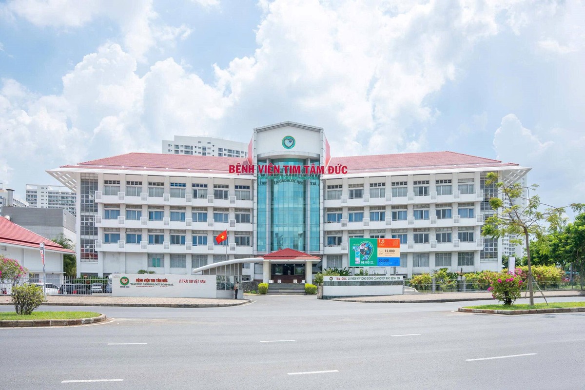 Bệnh viện hiếm hoi trên sàn chứng khoán đang trả thù lao cho 500 bác sĩ, điều dưỡng thế nào? Có người thu nhập 4,9 tỷ đồng