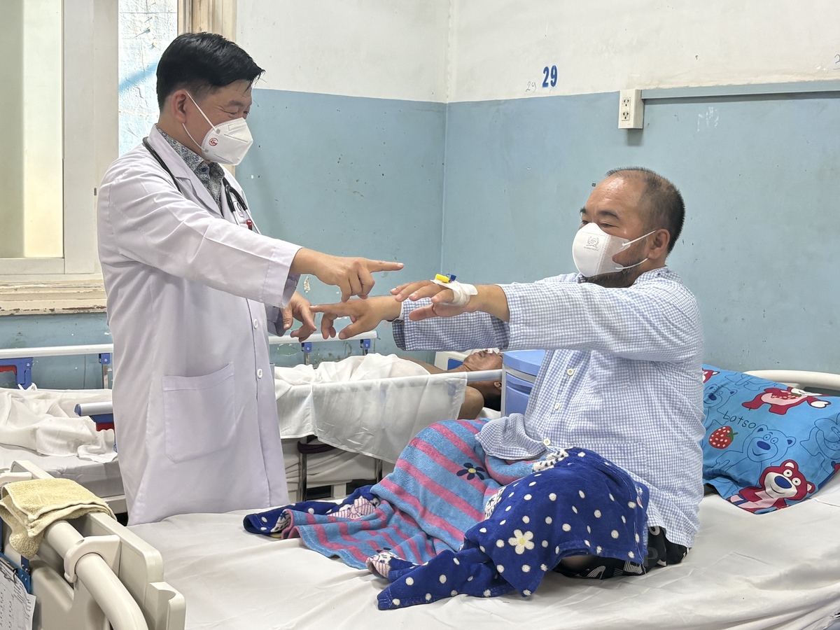 Tắm ngay sau khi đi nắng về, người đàn ông đột ngột nhồi máu não