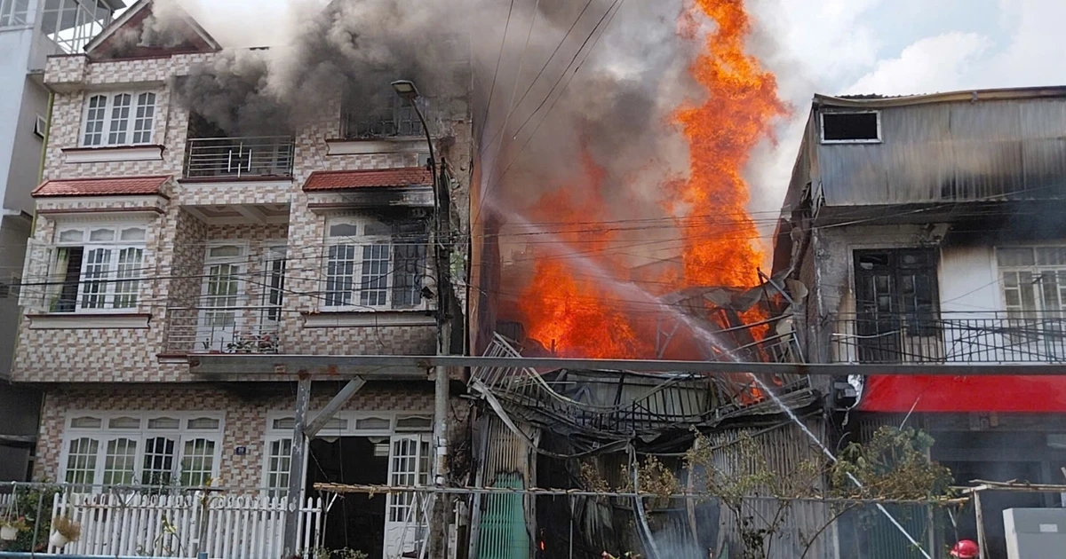 Vụ cháy ở Đà Lạt: Một chiến sĩ rơi từ tầng 2 xuống, chấn thương nặng