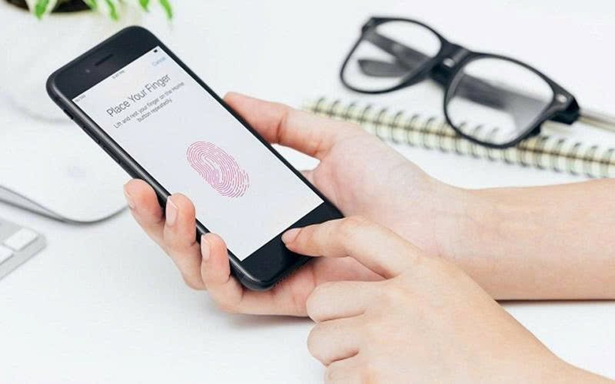 Vì sao không nên sử dụng vân tay, khuôn mặt mở khóa điện thoại
