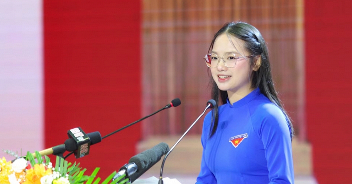 Profile siêu xịn của nữ đoàn viên áo xanh đang HOT nhất MXH: Vừa lên mạng đã va phải "con nhà người ta"!