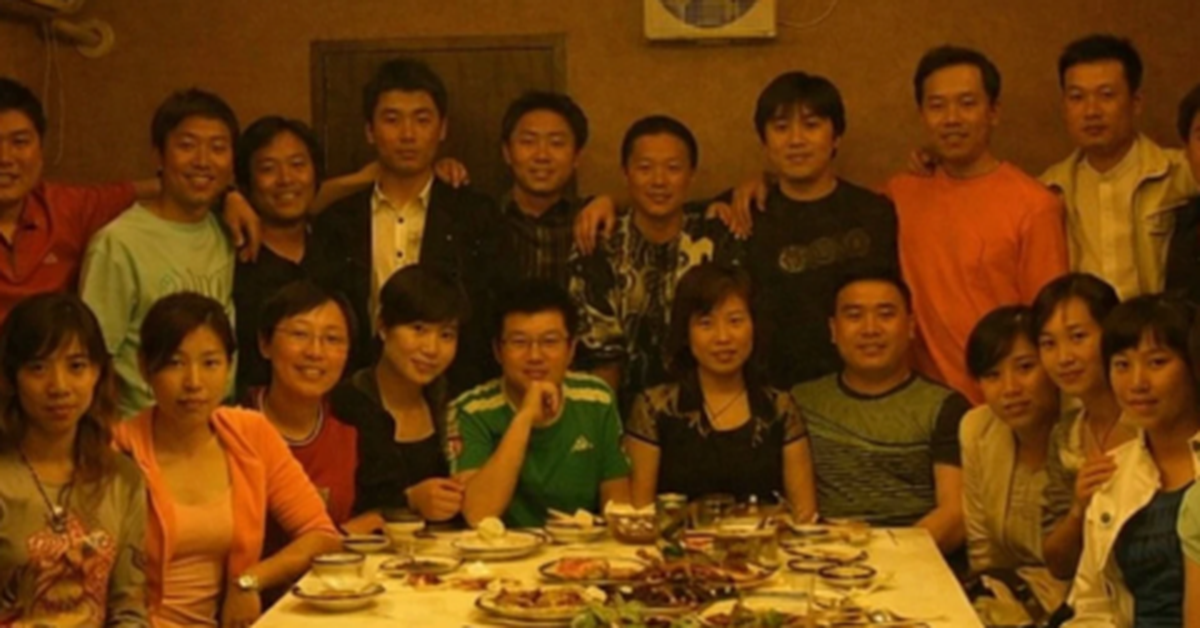 Đi họp lớp, tôi tranh thanh toán hoá đơn 162 triệu đồng: Về nhà nhìn 1 hành động của lớp trưởng mà chết sững