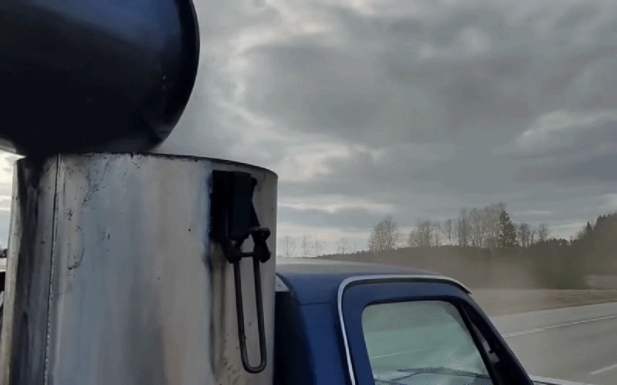 Không cần xăng, xe bán tải cổ "chạy bằng gỗ" đi được hơn 100.000 km