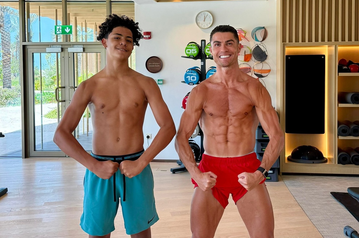 Ronaldo và con trai sắp đá chung một CLB, kỷ lục chưa từng có trong lịch sử bóng đá