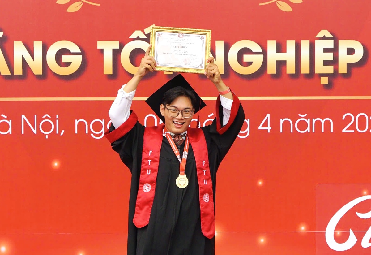 Bảng thành tích dày đặc của nam sinh Ngoại thương vừa tốt nghiệp xuất sắc