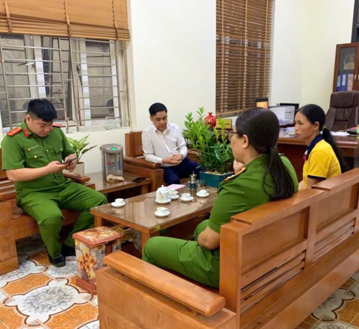 Người phụ nữ SN 1985 đến chi nhánh ngân hàng Agribank rút tiền tiết kiệm, giao dịch viên đang làm thủ tục phải vội báo công an