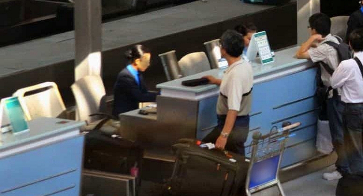 Người đàn ông bị cấm xuất cảnh đến hết năm… 9999