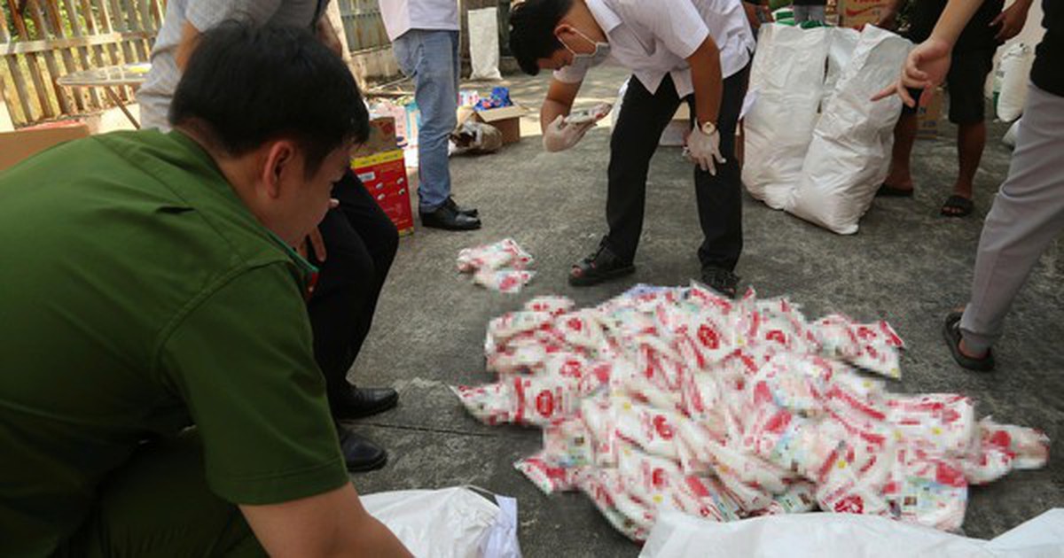 Đột kích một căn nhà, công an triệt phá đường dây sản xuất nước mắm và bột ngọt giả, tịch thu 1 tấn sản phẩm và công cụ đóng gói